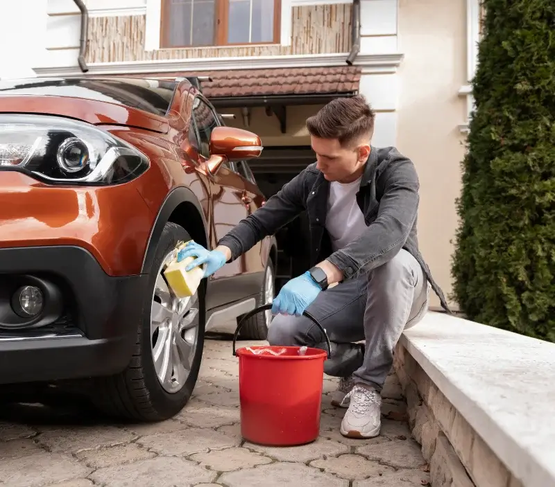 Lavage auto à domicile Norges-la-Ville : professionnel intervenant sur un véhicule